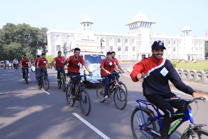 शिवाजी विद्यापीठाचे अधिष्ठाता डॉ.एम.एस. देशमुख व उपजिल्हा निवडणूक अधिकारी भगवान कांबळे यांच्या हस्ते हिरवा झेंडा दाखवून रॅलीची सुरुवात झाली.