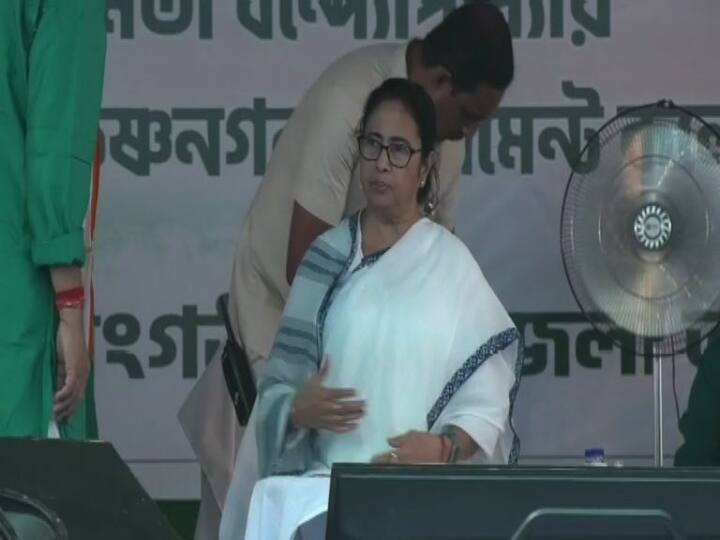 মতুয়া সম্প্রদায়ের মানুষকে বোঝালেন, ‘বিজেপি নাগরিকত্বের নামে বাইরে থেকে বাংলায় অনুপ্রবেশ ঘটাতে চায়। বাংলায় বসবাসকারী মতুয়ারা নাগরিক। ভোটাধিকার না থাকলে রানাঘাটের সাংসদকে জেতালেন কী করে?’