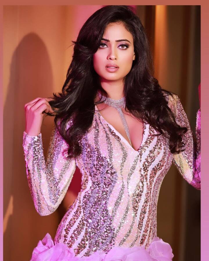 या लूकमध्ये ती इतकी ग्लॅमरस आणि हॉट दिसत आहे की तिला पाहून अंदाज लावला जाऊ शकत नाही की अभिनेत्री 42 वर्षांची आहे आणि 2 मुलांची आई आहे. (फोटो सौजन्य :shweta.tiwari/इंस्टाग्राम)