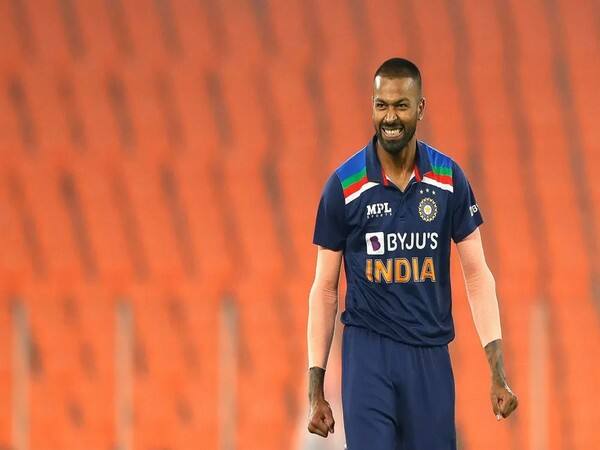 একমাত্র পেসার অলরাউন্ডার হিসেবে দলে থাকবেন হার্দিক পাণ্ড্য। একাদশে তাঁর জায়গাও নিশ্চিত।