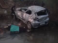 सीतापुर में बाइक-कार की टक्कर से दर्दनाक हादसा, रेलिंग तोड़ नदी में गिरी गाड़ी, 2 की मौके पर मौत