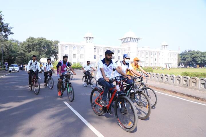 शिवाजी विद्यापीठाच्या मुख्य इमारत येथून सायकल रॅलीची सुरुवात करण्यात आली.