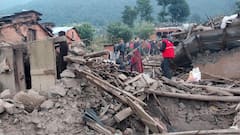 Nepal Earthquake : भूकंपामुळे ढिगाऱ्यात गाडले 6 जण, रात्रीच्या थंडीत नागरिकांचे हाल, पाहा फोटो