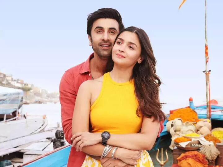रणबीर कपूर (Ranbir Kapoor) और आलिया भट्ट (Alia Bhatt) की फिल्म 'ब्रह्मास्त्र' खूब चर्चा में रही. फिल्म ने बॉक्स ऑफिस पर अच्छी कमाई की और आलिया संग रणबीर को काफी पसंद भी किया गया.