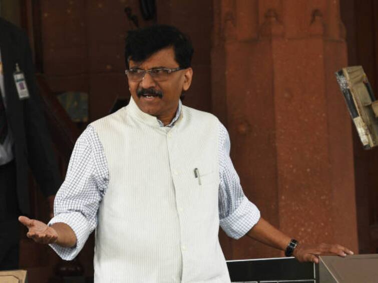 maharashtra news nashik news Sanjay Raut criticism on leaders joining shinde sena from Nashik Nashik Sanjay Raut :  येडे गबाळे पकडतात अन् पदाधिकारी दाखवून प्रवेश करतात, संजय राऊतांचा टोला 