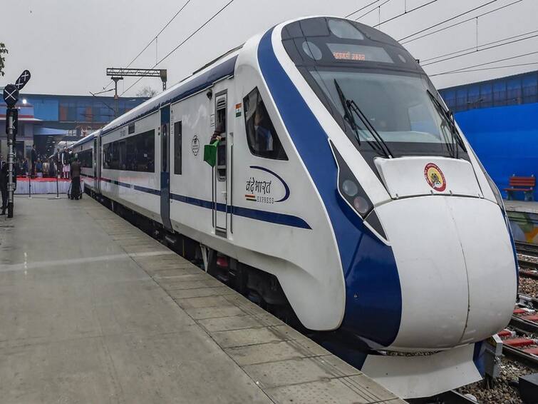 Vande Bharat Train Comes to Hyderabad Nearly Vande Bharat Express: హైదరాబాద్ కు రానున్న వందే భారత్ ఎక్స్‌ప్రెస్, సికింద్రాబాద్ నుంచి ఎటు వెళ్తుందో మరి !