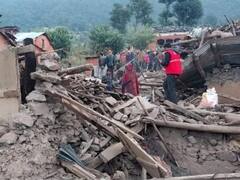 Nepal Earthquake: भूकंप से मलबे में 6 जिंदगी ढेर, सर्द रात में कहीं आसमान के नीचे ठिठुरते रहे लोग, कहीं आग का सहारा, देखें तस्वीरें