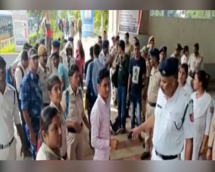 সকালেই ২০১৪-র টেট উত্তীর্ণ চাকরিপ্রার্থীদের প্রাথমিক শিক্ষা পর্ষদ অফিস অভিযান ঘিরে উত্তেজনা ছড়ায়। সল্টলেকের করুণাময়ীতে জমায়েতের ডাক দেন চাকরিপ্রার্থীরা। সেক্টর ফাইভ মেট্রো স্টেশনেই বিক্ষোভকারীদের আটকে দেয় পুলিশ।