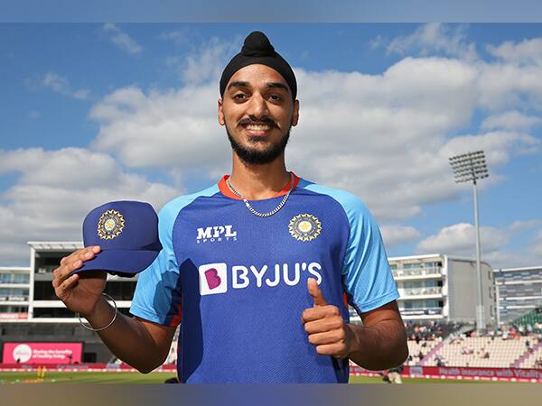 চলতি টি-টোয়েন্টি বিশ্বকাপে ভারতীয় পেসারদের মধ্য়ে দুর্দান্ত ফর্মে রয়েছেন অর্শদীপ সিংহও। এই মুহূর্তে ভারতীয় বোলারদের মধ্যে সর্বাধিক উইকেটও তাঁর ঝুলিতে চলতি টুর্নামেন্টে।