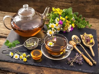 Chamomile Tea And 5 Immunity Boosting Drinks For Sore Throat (Recipes Inside) Immunity Boosting Drinks: நோய் எதிர்ப்பு சக்தியை அதிகரிக்கும் தேநீர் வகைகள்.. தினமும் ஒன்னு செலக்ட் பண்ணுங்க..
