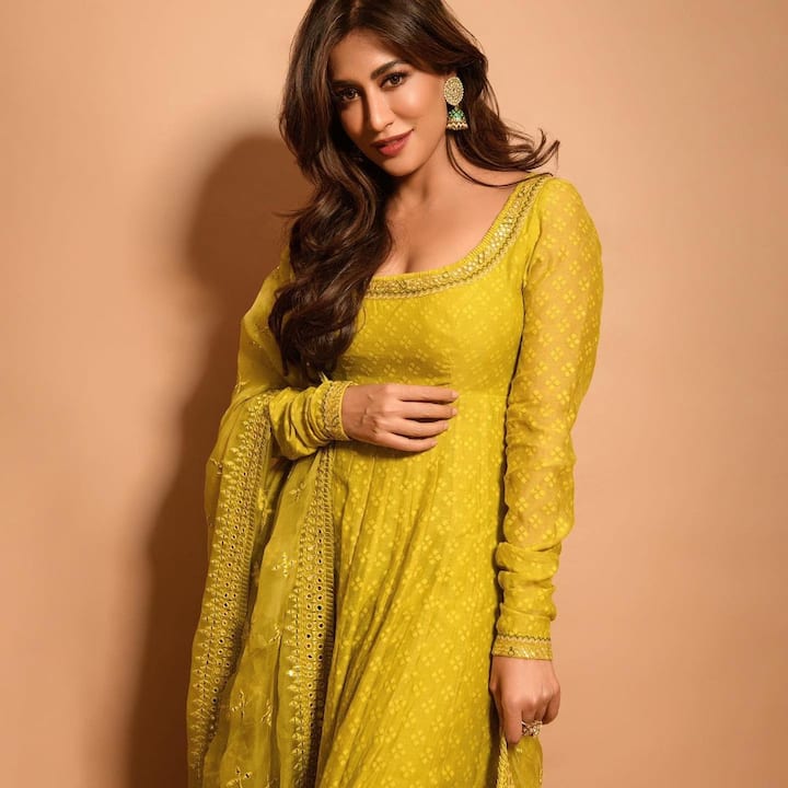 तिने आपल्या प्रत्येक लूकने सोशल मीडियाचा पारा चढवला आहे. अशा परिस्थितीत अभिनेत्रीच्या स्टाईलची चर्चा देश-विदेशातही रंगत आहे.(फोटो सौजन्य :chitrangda/इंस्टाग्राम)