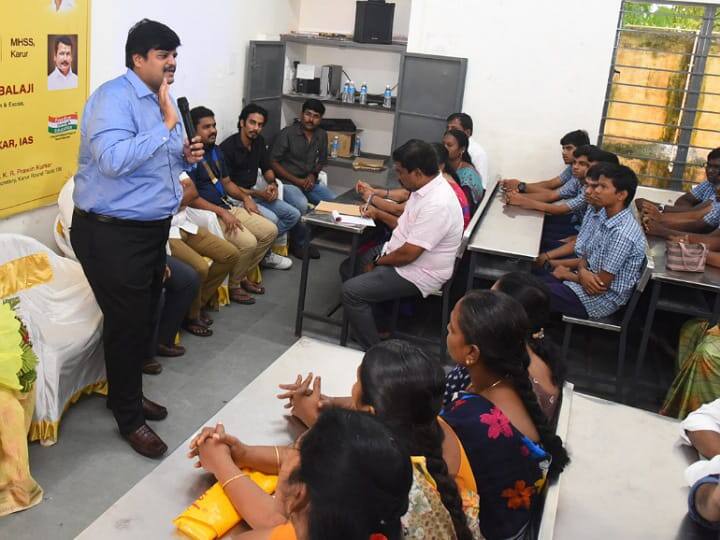 English Friend New Project Launched in Karur District TNN அரசு பள்ளி மாணவர்களுக்காக “ஆங்கில நண்பன்” -  கரூர் ஆட்சியர் தொடங்கி வைப்பு