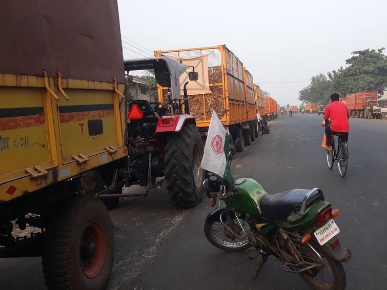 Sangli News Agitation of Baliraja Shetkari Sanghatana in Sangli district for demand of sugarcane rate Sugarcane Farmers Agitation : सांगली जिल्ह्यात ऊस आंदोलनाची ठिणगी, ऊस वाहतूक करणाऱ्या ट्रॅक्टरच्या टायर फोडल्या