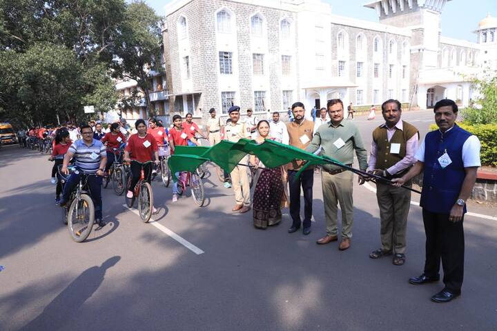 यावेळी राष्ट्रीय सेवा योजनेचे संचालक अभय जायभाये, लोकशाही सुशासन आणि निवडणुक विभागाचे विद्यापीठ समन्वयक प्रा. डॉ.प्रल्हाद माने तसेच अन्य मान्यवर व विद्यार्थी उपस्थित होते.