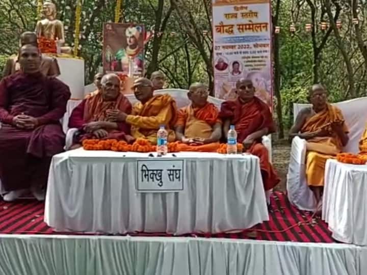 Rajnandgaon Oath given in Buddhist conference not to believe in Hindu god people protested in Chhattisgarh ANN Rajnandgaon: कांग्रेस मेयर की मौजूदगी में हिंदू देवताओं को नहीं मानने का दिलाया गया शपथ, Video Viral