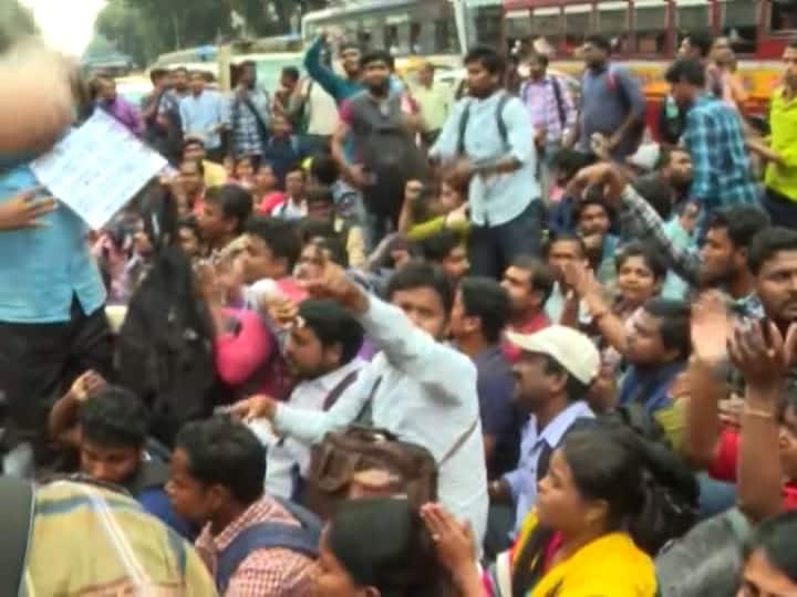 নিয়োগের দাবিতে ২০১৪’র টেট উত্তীর্ণ চাকরিপ্রার্থীদের আন্দোলনের করুণাময়ীর ছবি আর ফিরতে দিতে নারাজ পুলিশ প্রশাসন! তাই এবার পুলিশ বেসরকারি বাসেও তুলে নিয়ে যায়।