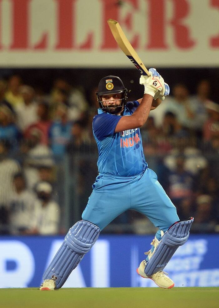 ধোঁয়াশা জিইয়ে রেখেছেন রোহিত। বলেছেন, 'ঋষভ কোনও ম্যাচই পায়নি। তাই জিম্বাবোয়ের বিরুদ্ধে ওকে সুযোগ দেওয়া হয়েছিল। আচমকা বড় ম্যাচে নামিয়ে দিলে অন্যায় হতো।'