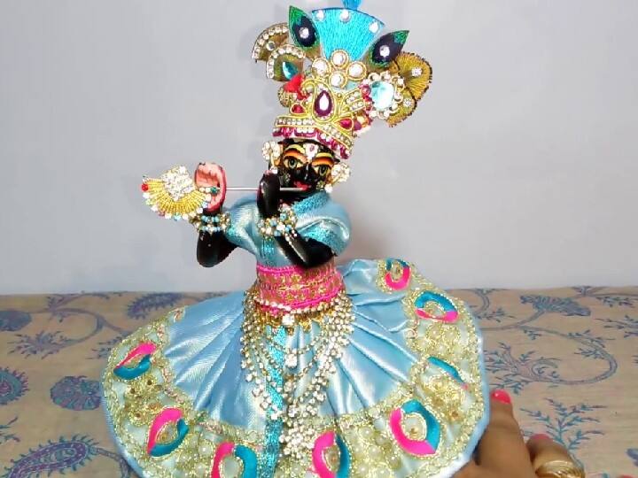 चंदन, आभूषण, पुष्प से कान्हा का श्रृंगार करें. काजल का टीका अवश्य लगाएं. कहते हैं यशोदा मैया बाल गोपाल को तैयार करने के बाद नजर दोष से बचाव के लिए उन्हें काजल लगाती थीं.