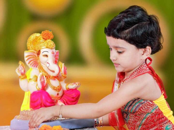 बच्चों में ईश्वर के प्रति आस्था का भाव जागृत हो तो उनका ध्यान नहीं भटकता. इसके लिए रोजाना गणपति देव की पूजा करनी चाहिए. इसकी आराधना से विद्यार्थी जीवन संवर जाता है.