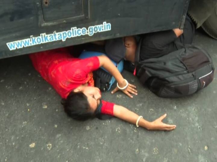 ২০১৪-র টেট উত্তীর্ণ চাকরিপ্রার্থীদের জমায়েত ঘিরে উত্তেজনা। পুলিশি ধরপাকড়। চ্যাংদোলা করে চাকরিপ্রার্থীদের তুলে নিয়ে গেল পুলিশ।