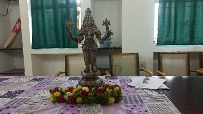 Erode: Rescue of ancient Perumal metal statue worth Rs.33 crore TNN ஈரோட்டில் 600 ஆண்டுகள் தொன்மையான பெருமாள் சிலை மீட்பு - மதிப்பு  33 கோடி ரூபாய்