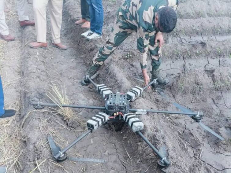 BSF shoots down Pakistani drone spotted near border in Punjab Ferozepur Pakistani Drone: भारत सीमेवर पुन्हा पाकिस्तानी ड्रोनचा शिरकाव, बीएसएफने हाणून पाडला