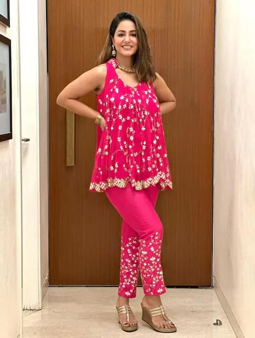 અભિનેત્રીના બેડરૂમની વાત કરીએ તો હિનાનો રૂમ પણ ખૂબ જ સુંદર છે. જ્યાં બ્લુ કલર સાથે મેચિંગ સાઇડ ટેબલ પણ છે. હિના પોતાની સુંદર તસવીરો ફેન્સ સાથે સોશિયલ મીડિયા પર શેર કરતી રહે છે. રિપોર્ટ્સ અનુસાર, હિનાના આ ઘરની કિંમત કરોડોમાં છે