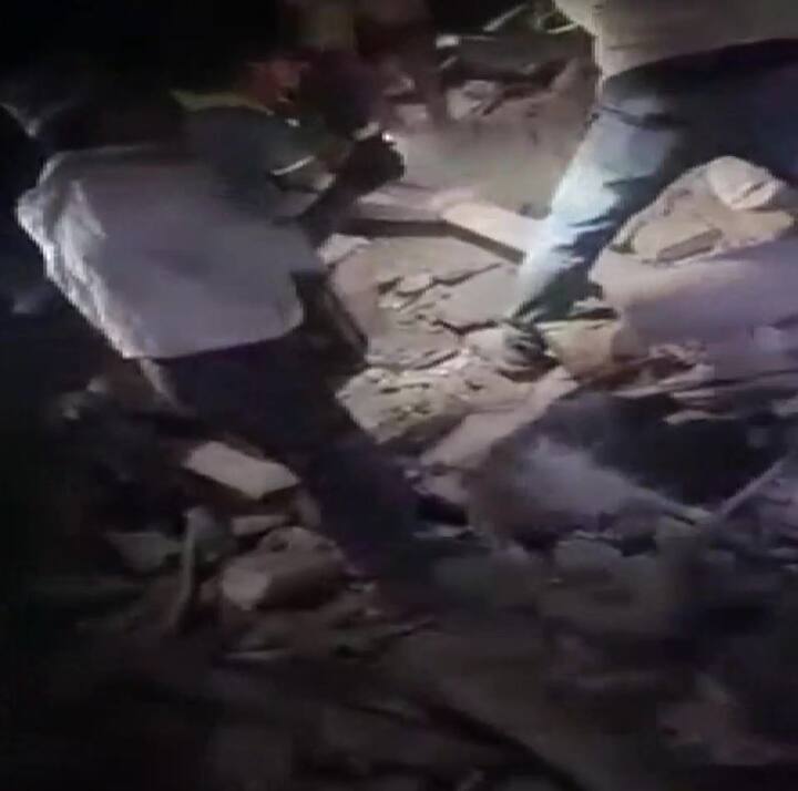 ભૂકંપ વખતે કાચ, બારીઓ, દરવાજા અને દિવાલોથી દૂર રહો. પડતી વસ્તુઓની આસપાસ ન રહો.  (તસવીર સૌજન્યઃ ટ્વિટર)