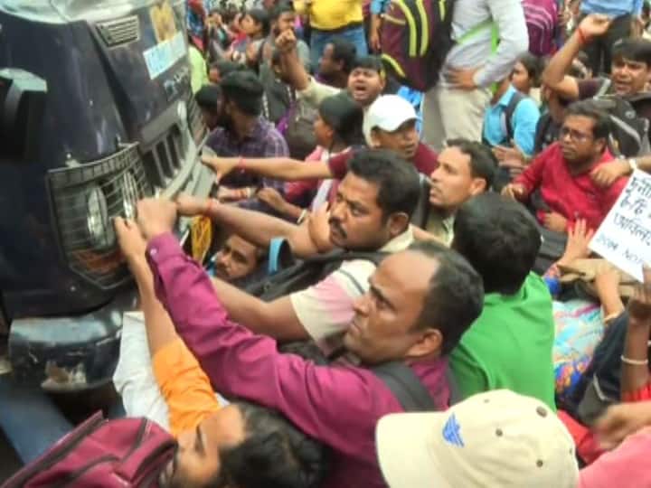 চারিদিক থেকে চাকরিপ্রার্থীরা এসে রাস্তা অবরুদ্ধ করে দেয়। কিন্তু কিছুতেই আন্দোলন থেকে নড়বেন না, বদ্ধপরিকর আন্দোলনকারীরা।