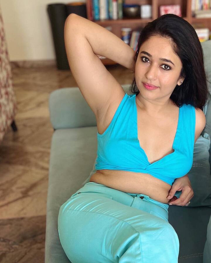 మళ్లీ టాలీవుడ్ లో ఆఫర్లు దక్కించుకునేందుకు సోషల్ మీడియాలో గ్లామర్ షో చేస్తోంది. Photo Credit: Poonam Bajwa /instagram