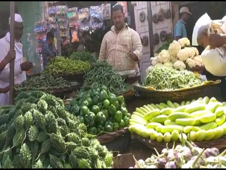 The arrival of vegetables has increased in Dhule Agricultural Produce Market Committee  Vegetables : धुळे बाजार समितीत भाज्यांची आवक वाढली, दरात घसरण झाल्यानं शेतकऱ्यांना फटका