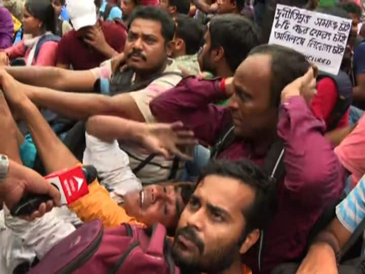 ফুটপাথে বসে চলে প্রতিবাদ। সূত্রের খবর, নিয়োগের দাবিতে বুধবার করুণাময়ীতে প্রাথমিক শিক্ষা পর্ষদের অফিসে যাওয়ার কথা ছিল ২০১৪’র টেট উত্তীর্ণ নট ইনক্লুডেড প্রার্থীদের। সে খবর পেয়ে এদিন সকাল থেকেই সল্টলেকের বিভিন্ন জায়গায় প্রচুর পুলিশ মোতায়েন করা হয়।