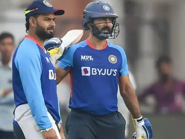 T20 WC 2022 IND vs ENG There will be one change in team India Dinesh Karthik will play in place of Rishabh Pant IND Vs ENG: टीम इंडिया में होगा एक बदलाव, पंत की जगह खेलेंगे दिनेश कार्तिक, कप्तान रोहित शर्मा ने दिए संकेत
