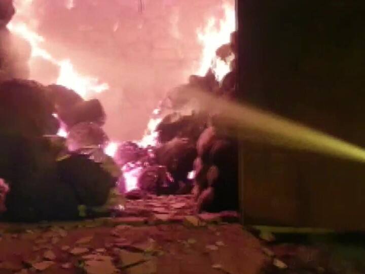 Gujarat kheda Fire breaks out at cotton sack warehouse in Palana village Gujarat: खेड़ा में कॉटन के गोदाम में भीषण आग, फायर ब्रिगेड ने कई घंटे की मशक्कत के बाद लपटों पर पाया काबू, लाखों का नुकसान