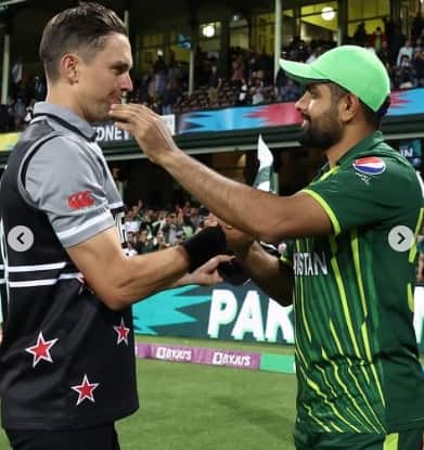 ম্যাচের পর পাক অধিনায়ক বাবর আজম স্বান্তনা দিচ্ছেন কিউয়ি পেসার ট্রেন্ট বোল্টকে। ২০০৯ সালের পর ফের টি-টোয়েন্টি বিশ্বকাপের ফাইনালে চলে গেল পাকিস্তান।