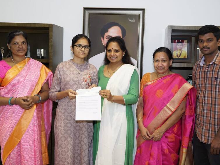 TRS MLC Kavitha Pledges Financial Support To Daughter Of Beedi Worker Who Cleared NEET Exam TRS MLC Kavitha Pledges Financial Support To Daughter Of Beedi Worker Who Cleared NEET Exam