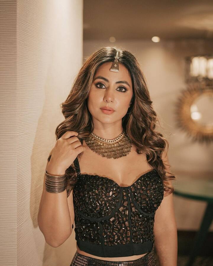 इथे तिने न्यूड स्मोकी मेकअप केला आहे. या लूकमध्ये हिना खूपच सुंदर आणि हॉट दिसत आहे.(फोटो सौजन्य :realhinakhan/इंस्टाग्राम)