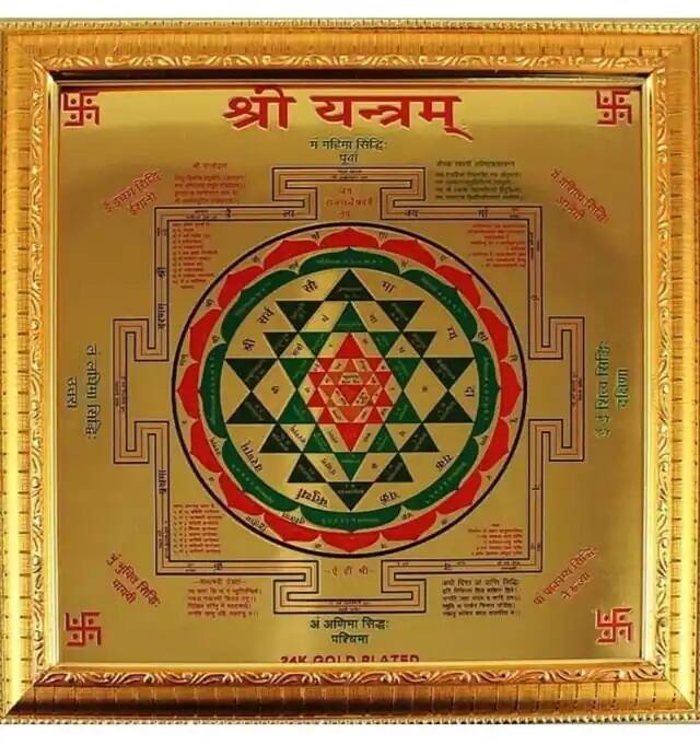 કુબેરને ધનના દેવતા પણ કહેવામાં આવે છે. ઘરની નકારાત્મક ઉર્જાને દૂર રાખવા અને ભગવાન કુબેરના વિશેષ આશીર્વાદ મેળવવા માટે કુબેર યંત્રનો ફોટો ઘરની ઉત્તર દિશાની દીવાલ પર લગાવવો જોઈએ અને તે દિશામાં જૂતાં અને ચપ્પલ ભૂલથી પણ ન રાખવા. ઉપરાંત આ સ્થાને કોઇ ભારે ફર્નિચર ન રાખવા જોઇએ.