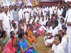 அம்பை அதிமுக எம்எல்ஏ தலைமையில் போராட்டம்; எம்எல்ஏ வுக்கு எதிராக ஒட்டப்பட்ட போஸ்டர்