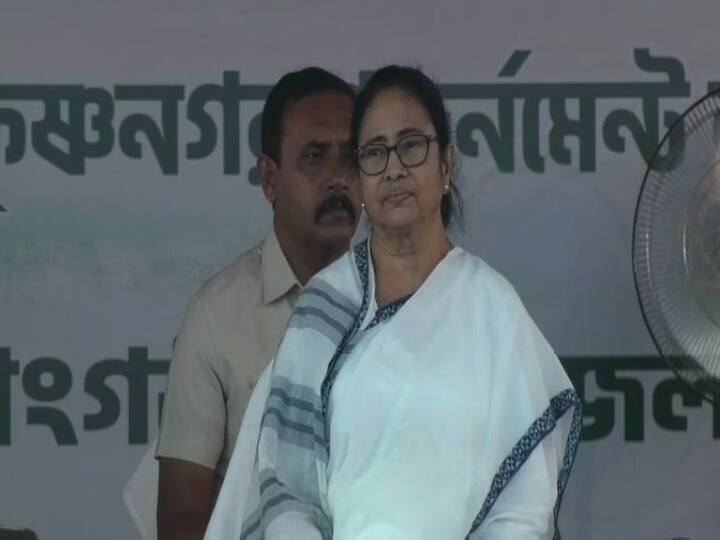 BJP র পাশাপাশি একযোগে কংগ্রেস সিপিএমকেও আক্রমণ করলেন মুখ্যমন্ত্রী। বললেন, ‘বিজেপির দুই সাগরেদ সিপিএম আর কংগ্রেস। নির্বাচনের সময় ৩ দল এক হয়ে যায়। রাজনীতির সঙ্গে আরও কিছু লেনদেন চলে’