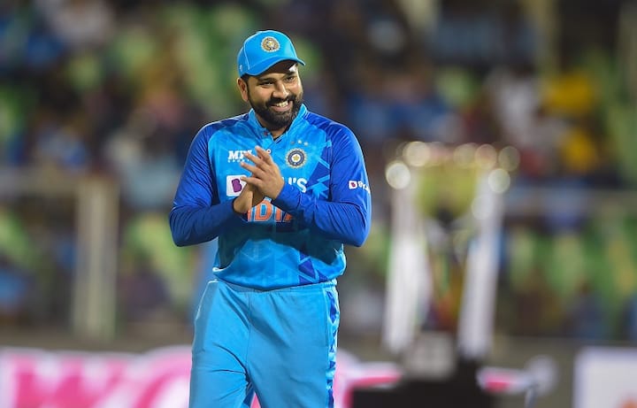 ম্যাচের আগে উদ্বেগ তৈরি হয়েছিল রোহিত শর্মার চোট নিয়ে। মঙ্গলবার নেটে ব্যাটিং করার সময় হাতে চোট পেয়েছিলেন রোহিত।