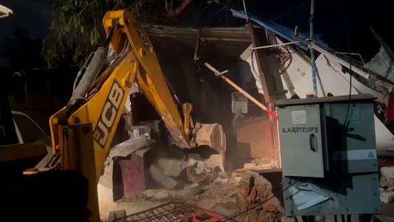 Visakha Shops Demolition : ఆంధ్ర యూనివర్సిటీ సమీపంలో షాపులు కూల్చేసిన అధికారులు | DNN | ABP Desam