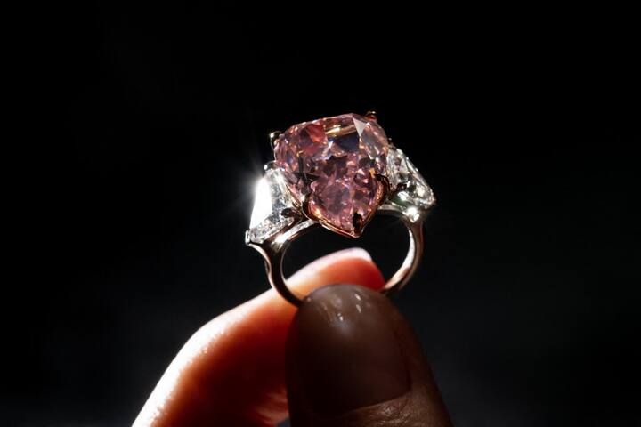 Fortune Pink Diamond 18-carat Sold for Over 28.5 Million Dollars Check Details Fortune Pink Diamond: दुनिया के सबसे महंगे हीरों में से एक 'फॉर्च्यून पिंक' बिका, कीमत इतनी कि जानकर होश उड़ जाएंगे