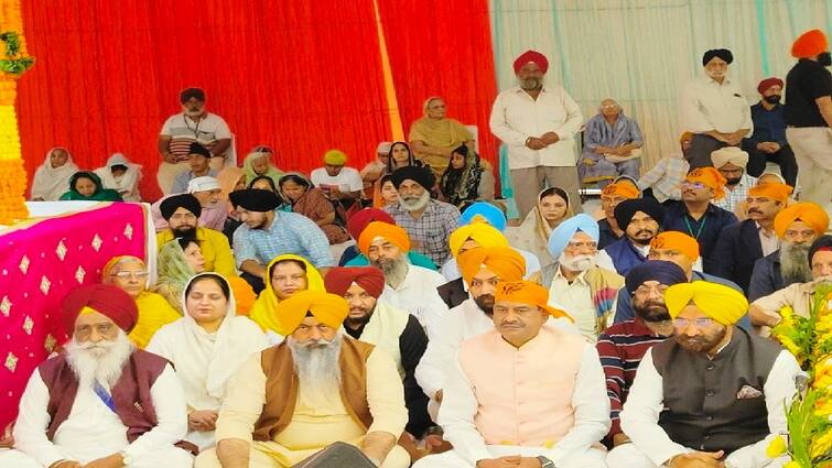 Delhi Committee celebrated Guru Nanak Dev Ji Prakash Purab with enthusiasm Speaker Um Birla also paid obeisance ਦਿੱਲੀ ਕਮੇਟੀ ਨੇ ਗੁਰੂ ਨਾਨਕ ਦੇਵ ਜੀ ਦਾ ਪ੍ਰਕਾਸ਼ ਪੁਰਬ ਸ਼ਰਧਾ ’ਤੇ ਉਤਸ਼ਾਹ ਨਾਲ ਮਨਾਇਆ, ਸਪੀਕਰ ਉਮ ਬਿਰਲਾ ਵੀ ਹੋਏ ਨਤਮਸਤਕ