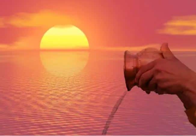ਘਰੋਂ ਨਿਕਲਦੇ ਸਮੇਂ ਸੂਰਜ ਨੂੰ ਨਮਸਕਾਰ ਕਰਕੇ ਬਾਹਰ ਨਿਕਲੋ। ਕਿਹਾ ਜਾਂਦਾ ਹੈ ਕਿ ਸੂਰਜ ਦੀਆਂ ਕਿਰਨਾਂ ਵਿੱਚ ਬਿਮਾਰੀਆਂ ਨਾਲ ਲੜਨ ਦੀ ਅਦਭੁਤ ਸਮਰੱਥਾ ਹੁੰਦੀ ਹੈ। ਹਰ ਰੋਜ਼ ਸੂਰਜ ਚੜ੍ਹਨ ਵੇਲੇ 5 ਮਿੰਟ ਰੋਸ਼ਨੀ ਵਿੱਚ ਰਹੋ। ਇਸ ਨਾਲ ਗੰਭੀਰ ਬਿਮਾਰੀਆਂ ਦੂਰ ਹੁੰਦੀਆਂ ਹਨ। ਇਸ ਨਾਲ ਮਨ ਅਤੇ ਸਰੀਰ ਦੋਵੇਂ ਤੰਦਰੁਸਤ ਰਹਿੰਦੇ ਹਨ।