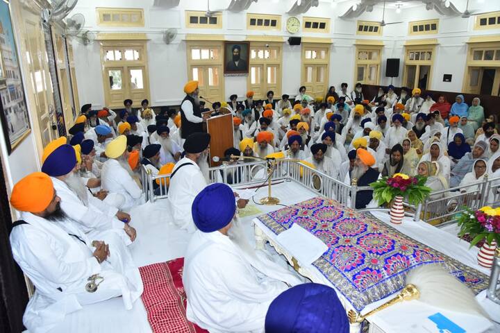 ਸ੍ਰੀ ਅਕਾਲ ਤਖ਼ਤ ਸਾਹਿਬ ਦੇ ਜਥੇਦਾਰ ਗਿਆਨੀ ਹਰਪ੍ਰੀਤ ਸਿੰਘ ਵੀ ਮੌਜੂਦ ਹਨ।