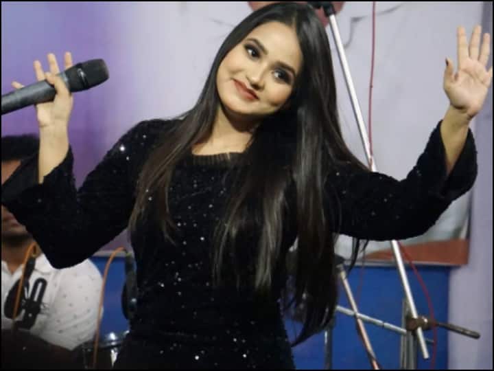 सिंगिंग रिएलिटी शो इंडियन आइडल 13 की कंटेस्टेंट Bidipta Chakraborty अपनी सुरीली आवाज के साथ-साथ खूबसूरती से भी फैंस के दिलों पर छुरियां चला रही हैं.