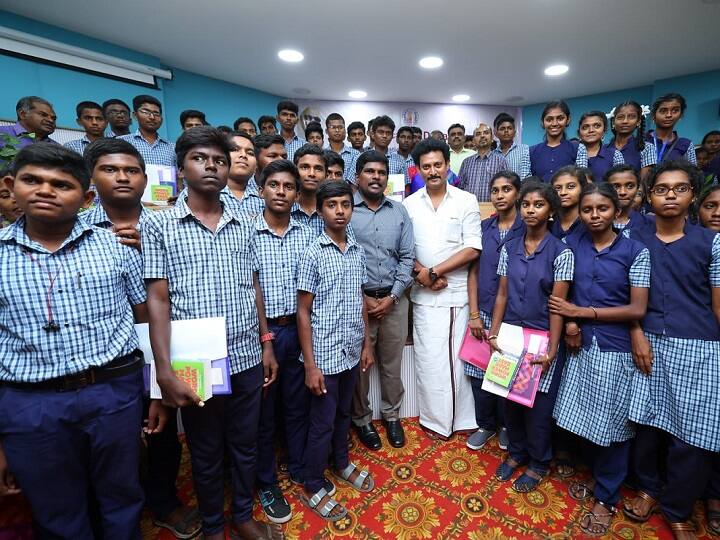 Minister Anbil to take 68 government school students to Dubai for Education tour Education tour: வாவ்.. அமைச்சர் அன்பில் மகேஸுடன், 68 அரசுப்பள்ளி மாணவர்கள் துபாய் பறக்கப்போறாங்க.. காரணம் இதோ..