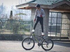 कुलगाम का ये लड़का है स्टंट राइडर, साइकिलिंग स्टंट के लिए है फेमस,