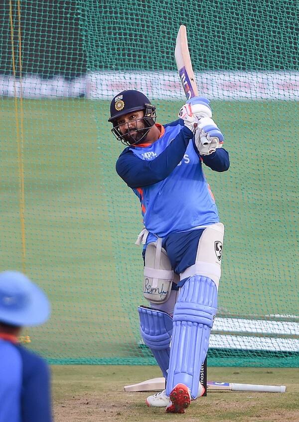 রোহিত জানিয়েছেন, ক্রিকেটারেরা সারা বছর ধরে পরিশ্রম করে আর একটা নক আউট ম্যাচের ফল মনের মতো না হলে তার ওপর ভিত্তি করে মূল্যায়ণ করা ঠিক নয়।